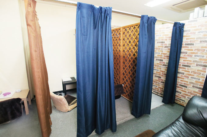 各部屋がパネルやカーテンで仕切られています。