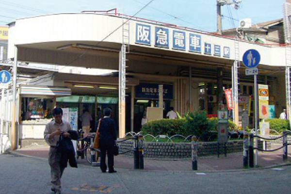 阪急「十三」駅東口。西口に比べて落ち着いてます。