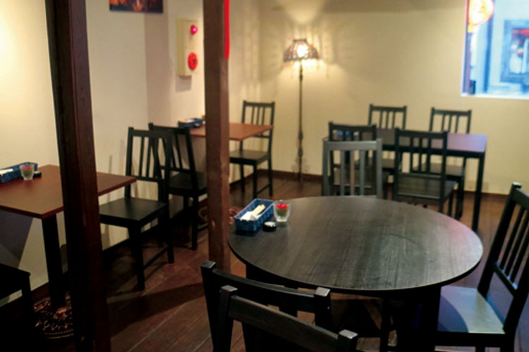 落ち着いた雰囲気の店内で食事ができます。
