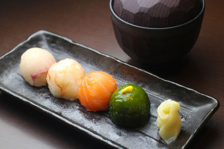てまり寿司4品※上記写真の料理は季節によって異なります。