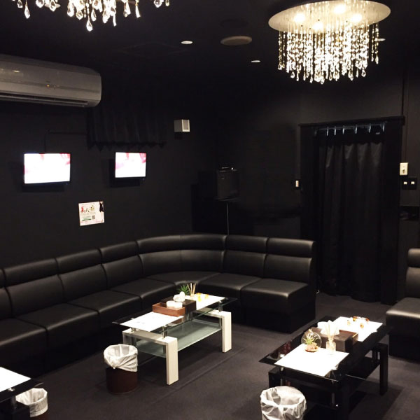 お客様待合室 - 新しくできたお店だから、店内はどこもピカピカ♪お客様待合室はシャンデリアがとても豪華です！個室も、ガラスや鏡を使われていたりして、すごくオシャレなんですよ♥