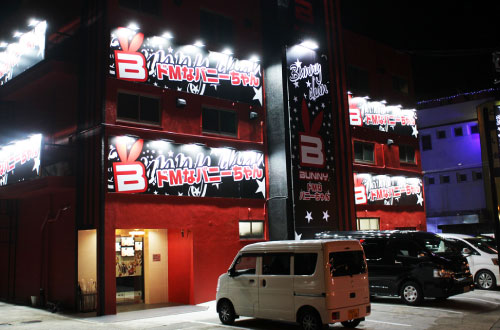 ド派手な外観で超目立つお店です！