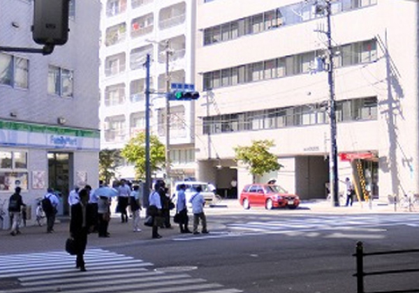 西中島は平日のお昼ということもあり、たくさんのサラリーマンの方が歩いていましたよ。駅から徒歩2分でお店に到着★