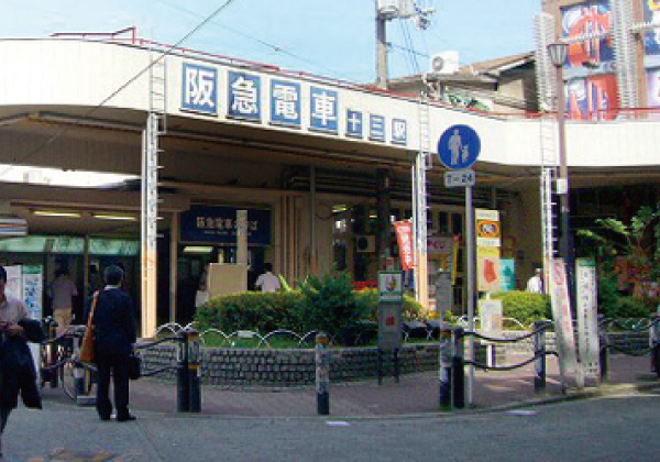 阪急「十三」駅東口。西口に比べて落ち着いてます。